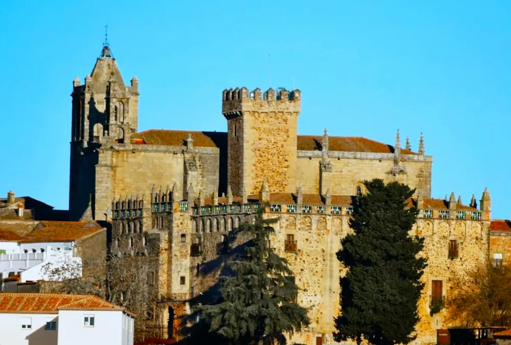 Vista panorâmica do centro histórico de Cáceres a partir do topo da Torre de Bujaco, mostrando os telhados de cerâmica, as torres e a planície da Extremadura.