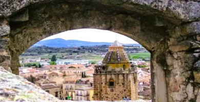 Detalhe da torre defensiva da Casa de la Cadena, integrada nas muralhas da zona antiga de Trujillo.