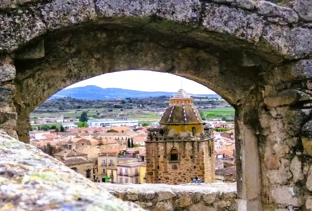 Detalhe da torre defensiva da Casa de la Cadena, integrada nas muralhas da zona antiga de Trujillo.