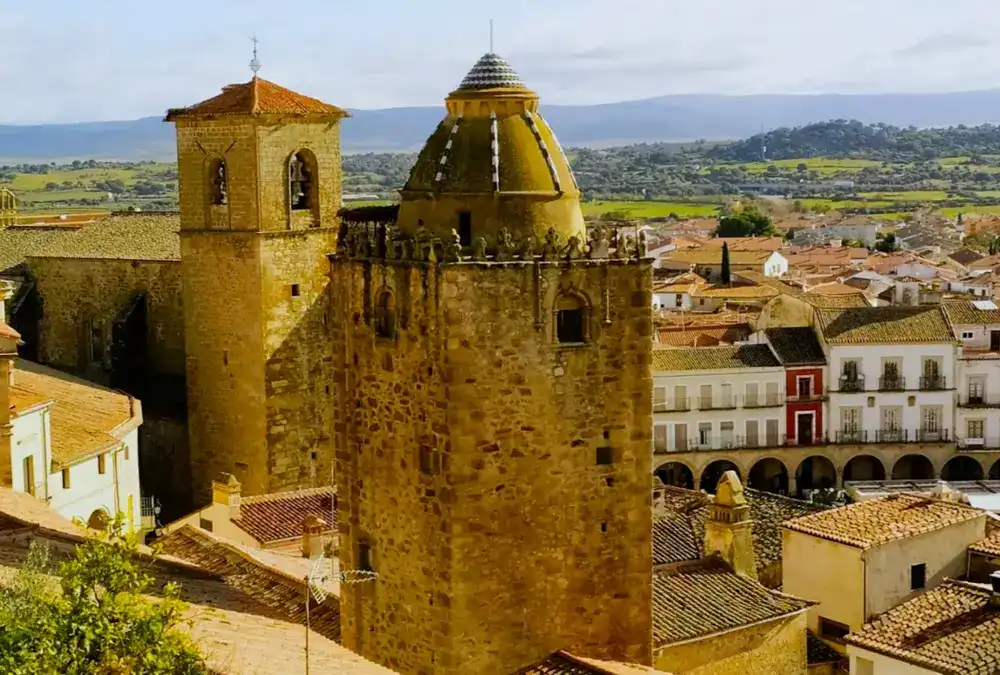  A famosa Torre del Alfiler com o seu telhado de azulejos coloridos, um marco visual no perfil de Trujillo.
