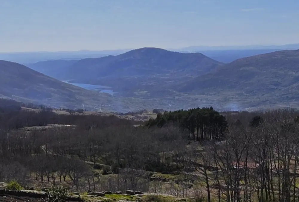 Vista panorâmica das montanhas e vales da Estremadura, capturando a essência de viver o interior da Espanha na região do Valle del Jerte.

