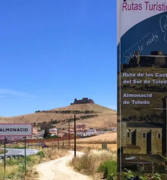 Banner da "Ruta de los Castillos del Sur de Toledo" na entrada de Almonacid de Toledo.