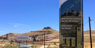Banner da "Ruta de los Castillos del Sur de Toledo" na entrada de Almonacid de Toledo.