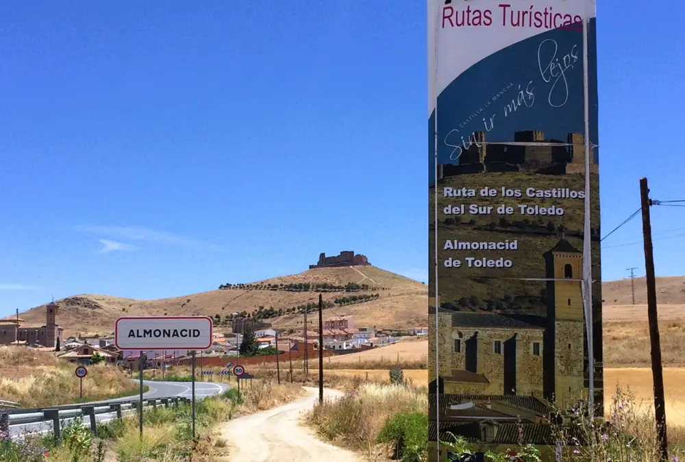 Banner da "Ruta de los Castillos del Sur de Toledo" na entrada de Almonacid de Toledo.
