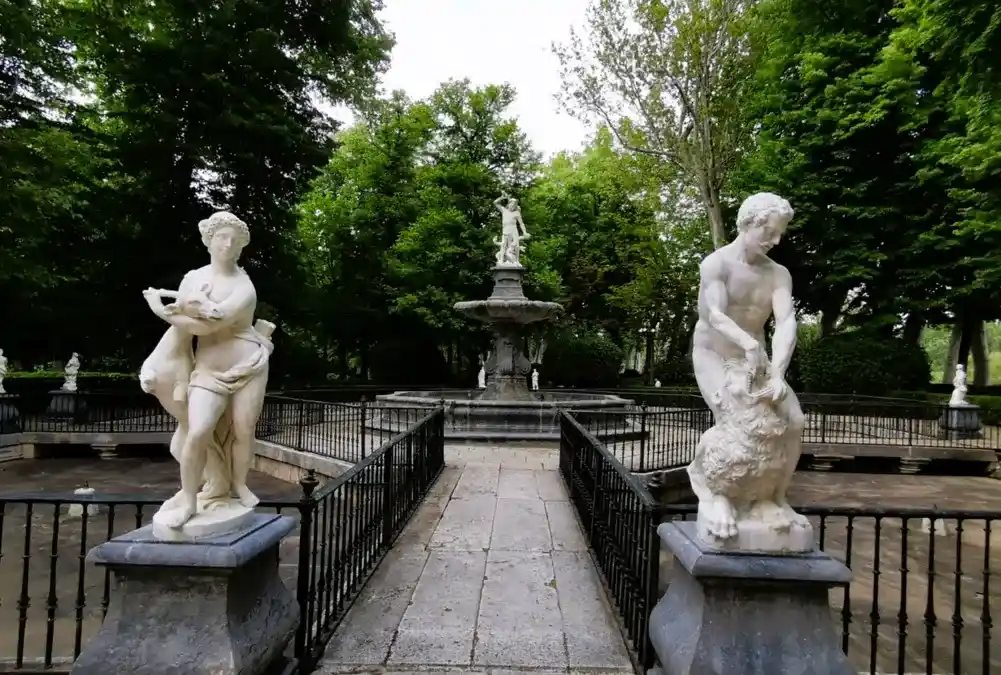 Esculturas de mármore e a Fonte de Hércules e Hidra nos jardins de Aranjuez.