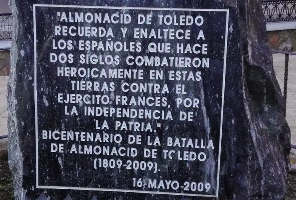 Monumento de pedra em Almonacid de Toledo em homenagem à batalha contra o exército francês em 1809.
