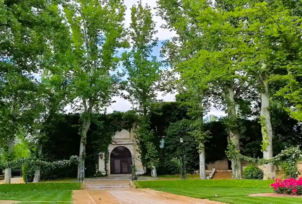 Fachada do Museu de Falúas Reais coberta por hera densa no Jardim do Príncipe.