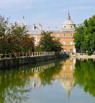 Vista do Palácio Real de Aranjuez refletido nas águas do rio a partir da ponte.
