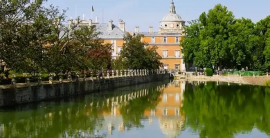 Vista do Palácio Real de Aranjuez refletido nas águas do rio a partir da ponte.
