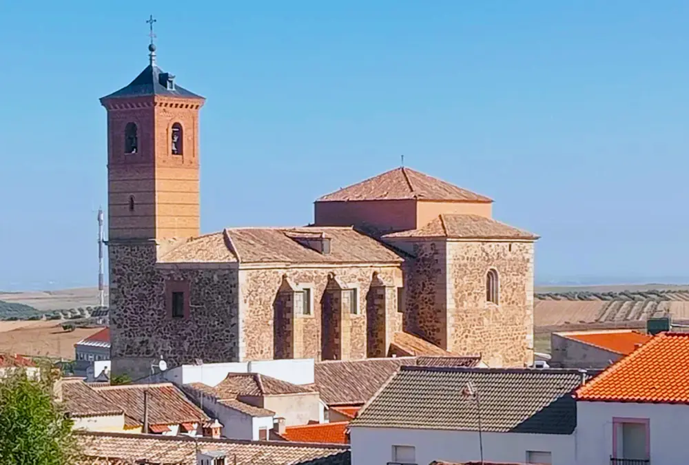 Vista da Igreja Paroquial de Almonacid de Toledo entre os telhados da vila.