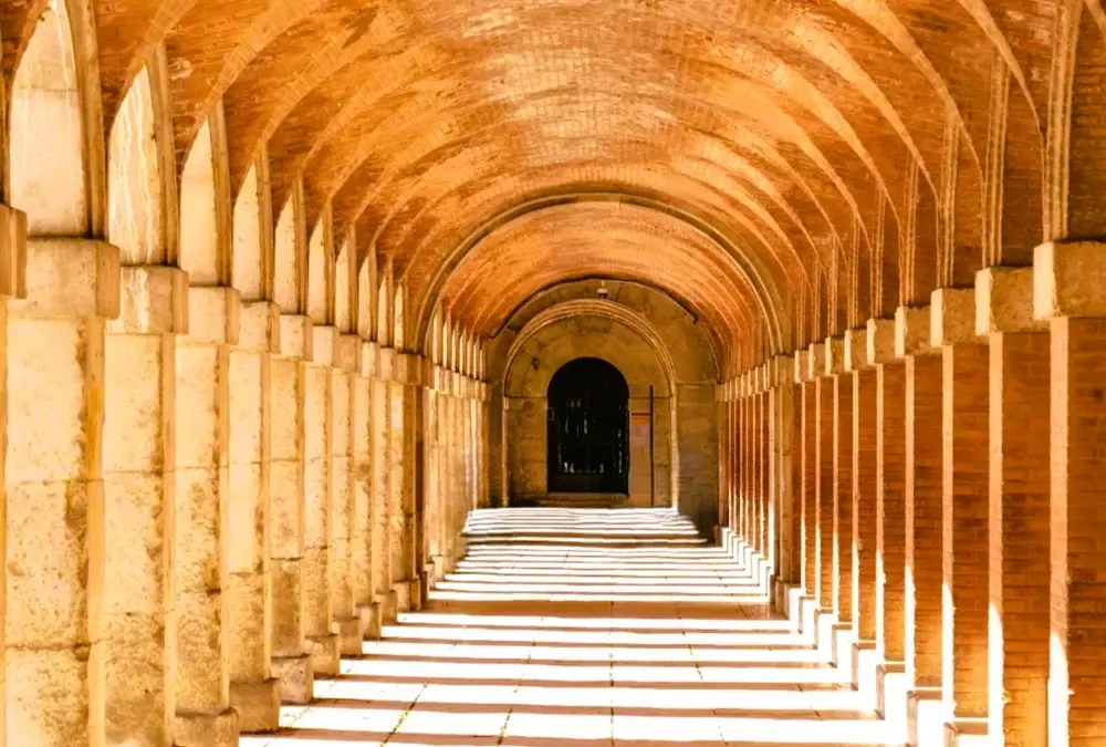 Corredores abobadados em tijolo no Patio de Oficios do Palácio de Aranjuez.