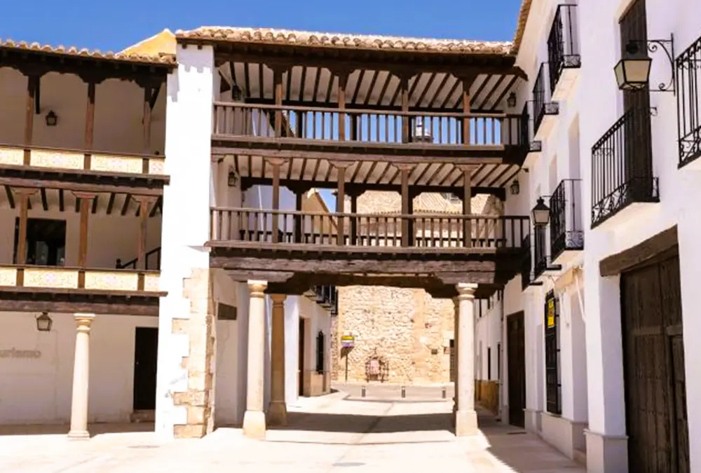 Galerias de madeira tradicionais da Plaza Mayor de Tembleque em Toledo.