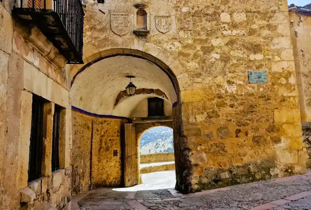 Vista interior da Puerta de la Villa em Pedraza, um arco de pedra que serve como único acesso à vila fortificada.