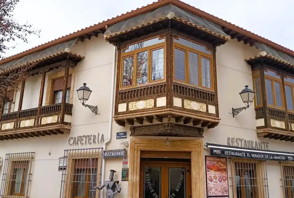Fachada do Restaurante El Mirador de la Mancha com varandas de madeira em Tembleque.