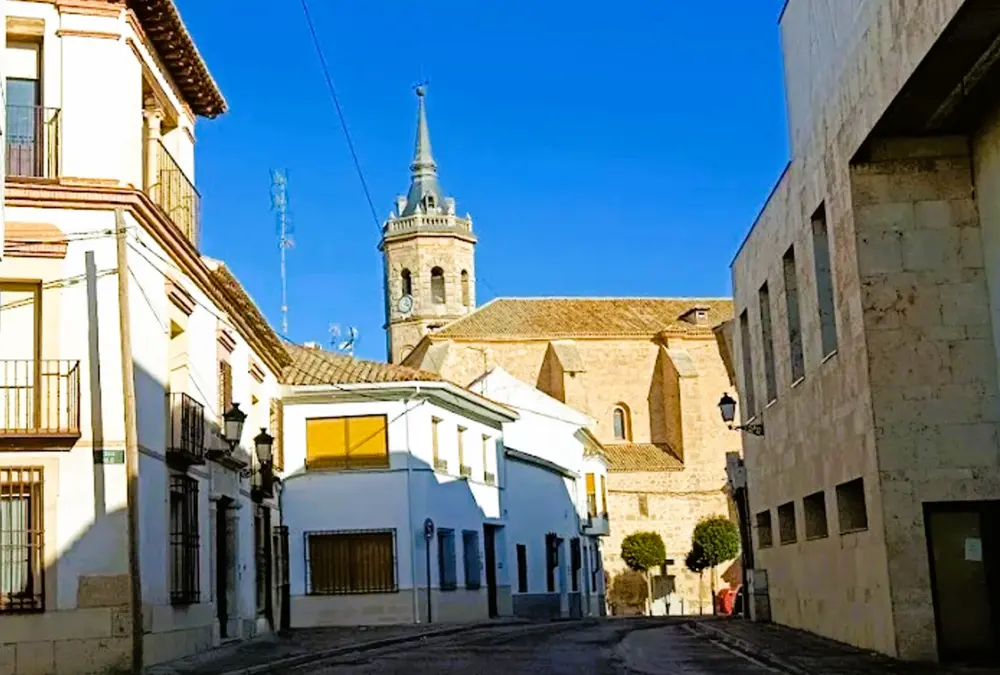 Rua típica de Tembleque com vista para a torre da Igreja de Nossa Senhora da Assunção.