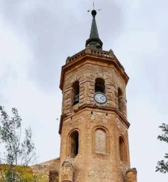 Detalhe da torre sineira da Igreja de Nossa Senhora da Assunção em Tembleque.