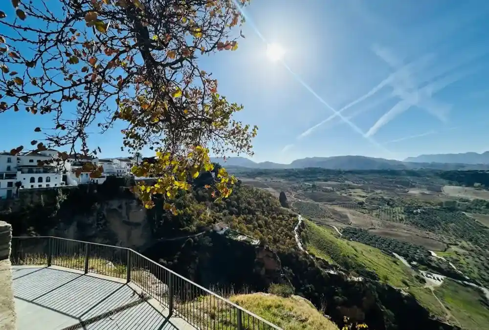 Vista panorâmica do desfiladeiro de Ronda e do vale das Cidades Brancas da Andaluzia a partir de um miradouro ensolarado.