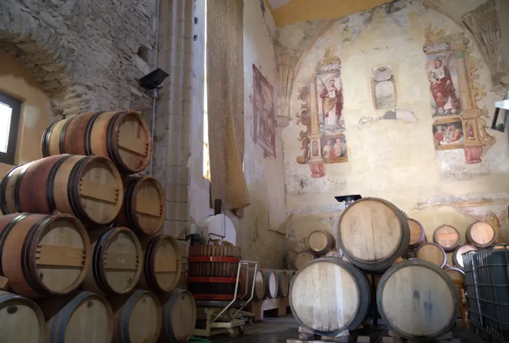 Barris de carvalho no interior da adega histórica Descalzos Viejos em Ronda.