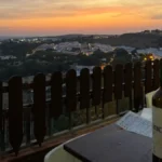 Mesa com vinho local ao pôr-do-sol com vista para Arcos de la Frontera, Andaluzia.